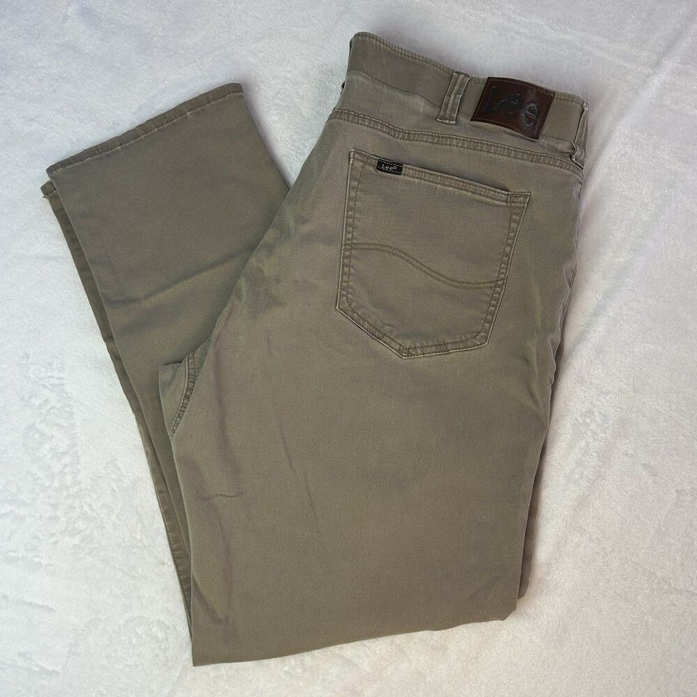Lee Men's 44x32 Straight Relaxed Taper Extreme Motion Stretch Tan Khaki Pants - Picture 2 of 9